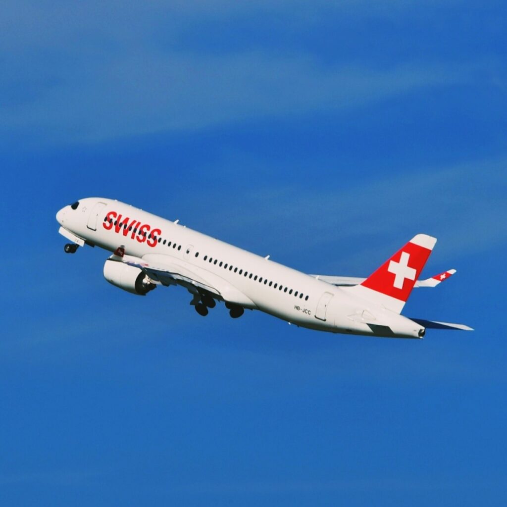 Swiss Flugzeug im Steigflug